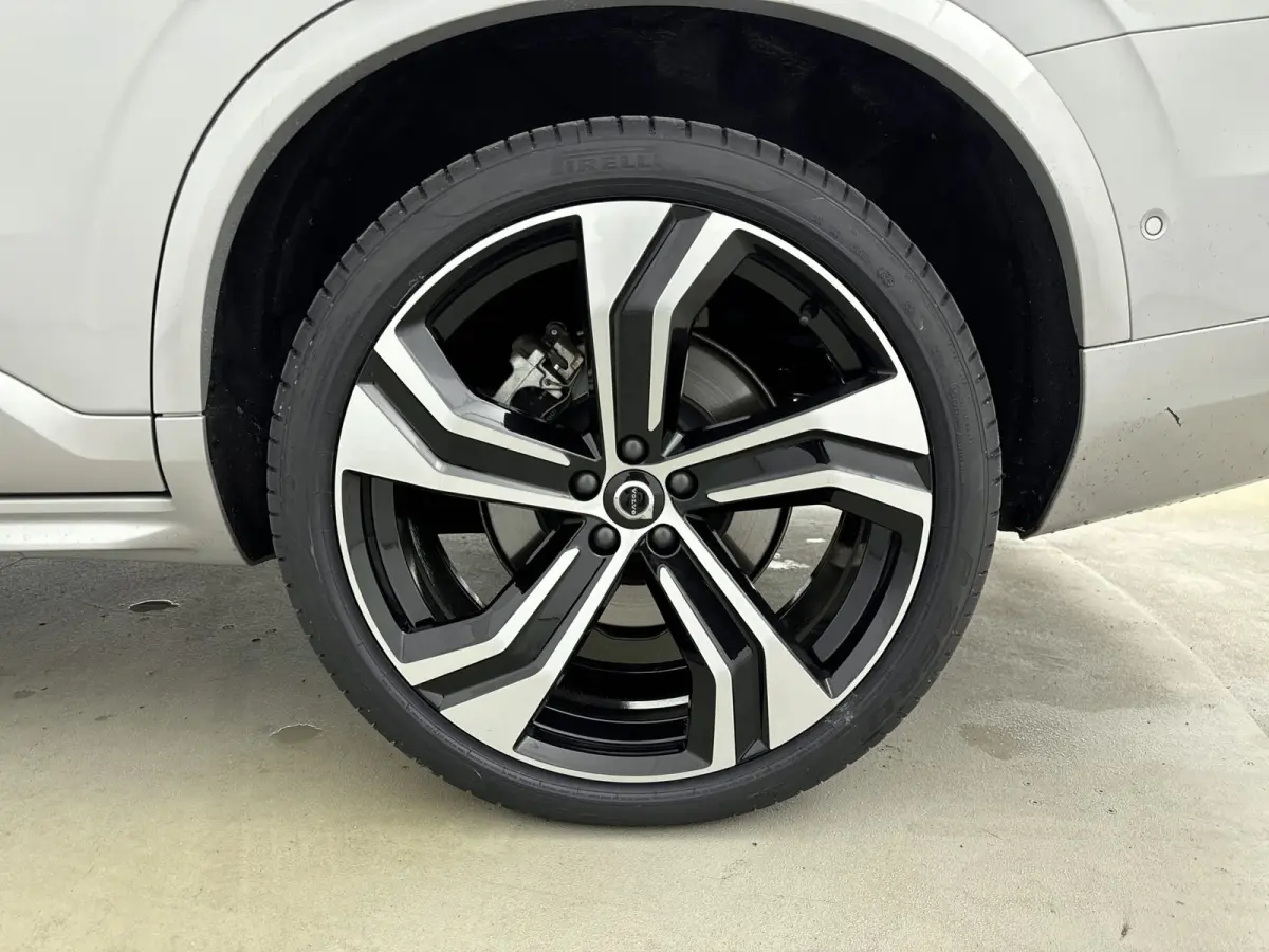 2.0 T8 Recharge AWD Ultimate Dark | Trekhaak | Bower & Wilkins Audio | Gelamineerd Glas | Luchtvering | PDC V+A+ 360 camera | Sportstoelen | 22 inch LM |