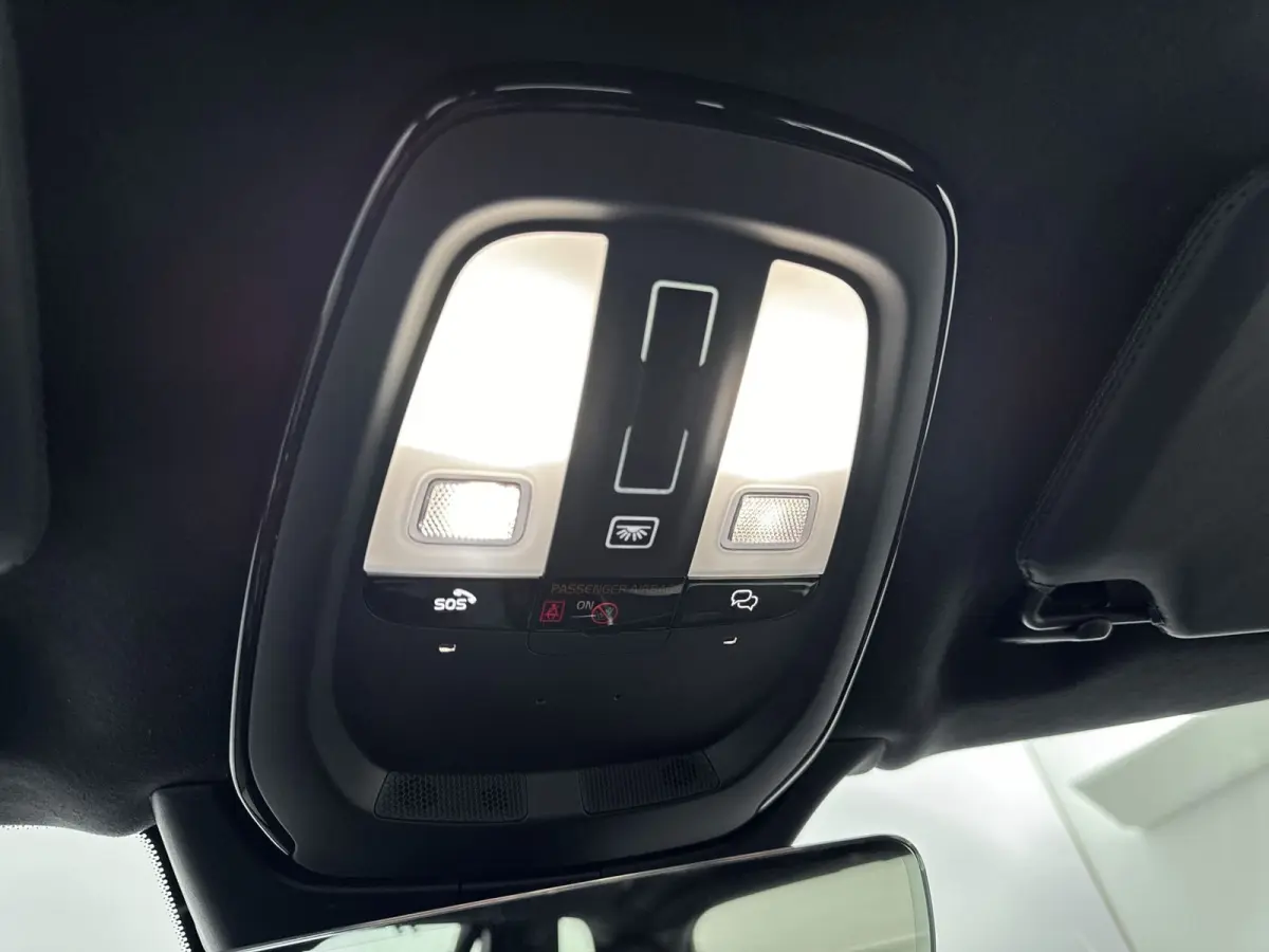 2.0 T8 Recharge AWD Ultimate Dark | Trekhaak | Bower & Wilkins Audio | Gelamineerd Glas | Luchtvering | PDC V+A+ 360 camera | Sportstoelen | 22 inch LM |