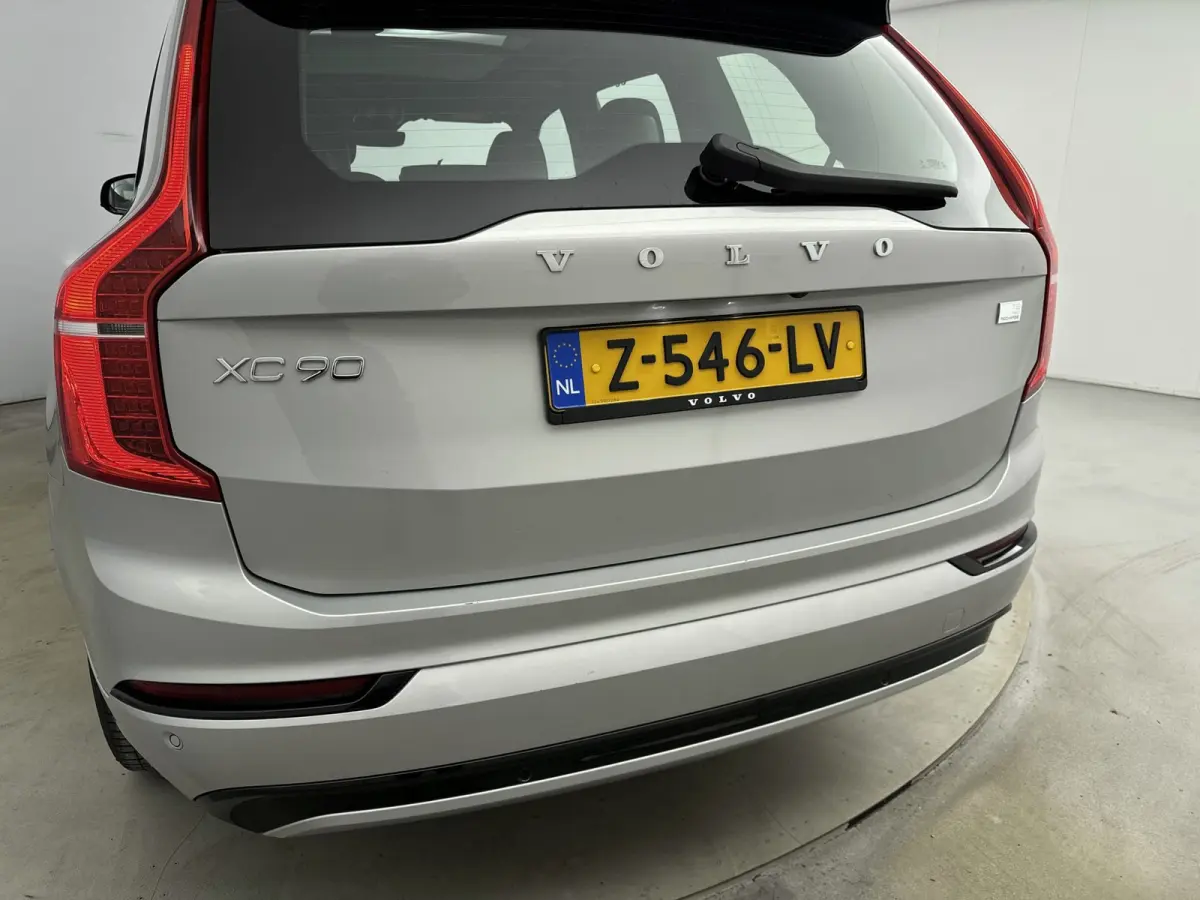 2.0 T8 Recharge AWD Ultimate Dark | Trekhaak | Bower & Wilkins Audio | Gelamineerd Glas | Luchtvering | PDC V+A+ 360 camera | Sportstoelen | 22 inch LM |