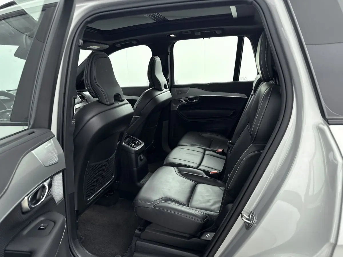 2.0 T8 Recharge AWD Ultimate Dark | Trekhaak | Bower & Wilkins Audio | Gelamineerd Glas | Luchtvering | PDC V+A+ 360 camera | Sportstoelen | 22 inch LM |