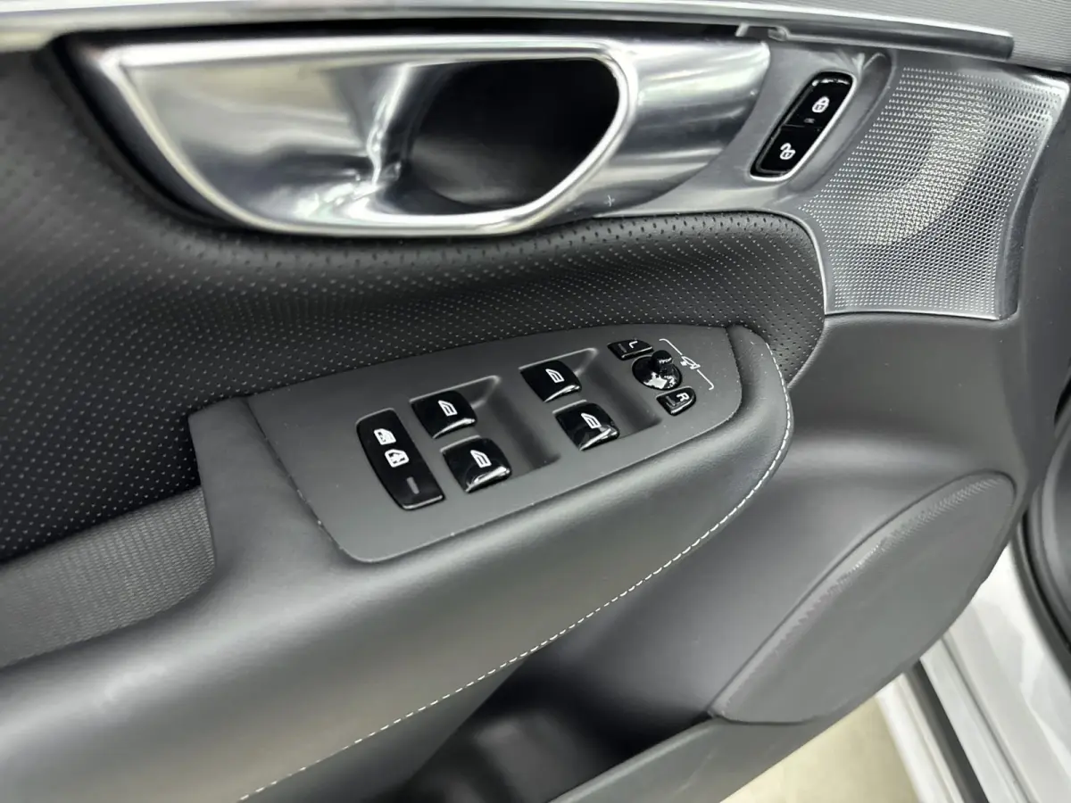 2.0 T8 Recharge AWD Ultimate Dark | Trekhaak | Bower & Wilkins Audio | Gelamineerd Glas | Luchtvering | PDC V+A+ 360 camera | Sportstoelen | 22 inch LM |