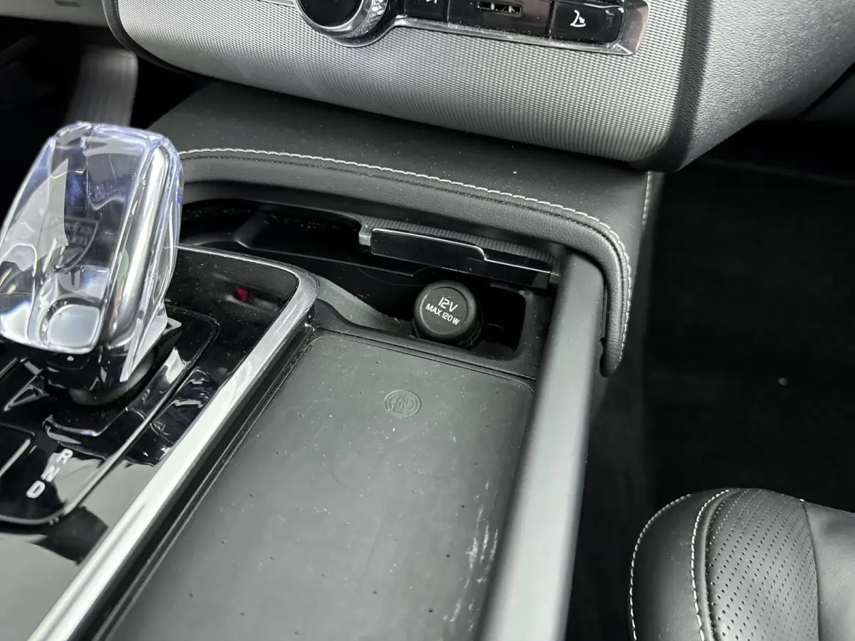 2.0 T8 Recharge AWD Ultimate Dark | Trekhaak | Bower & Wilkins Audio | Gelamineerd Glas | Luchtvering | PDC V+A+ 360 camera | Sportstoelen | 22 inch LM |