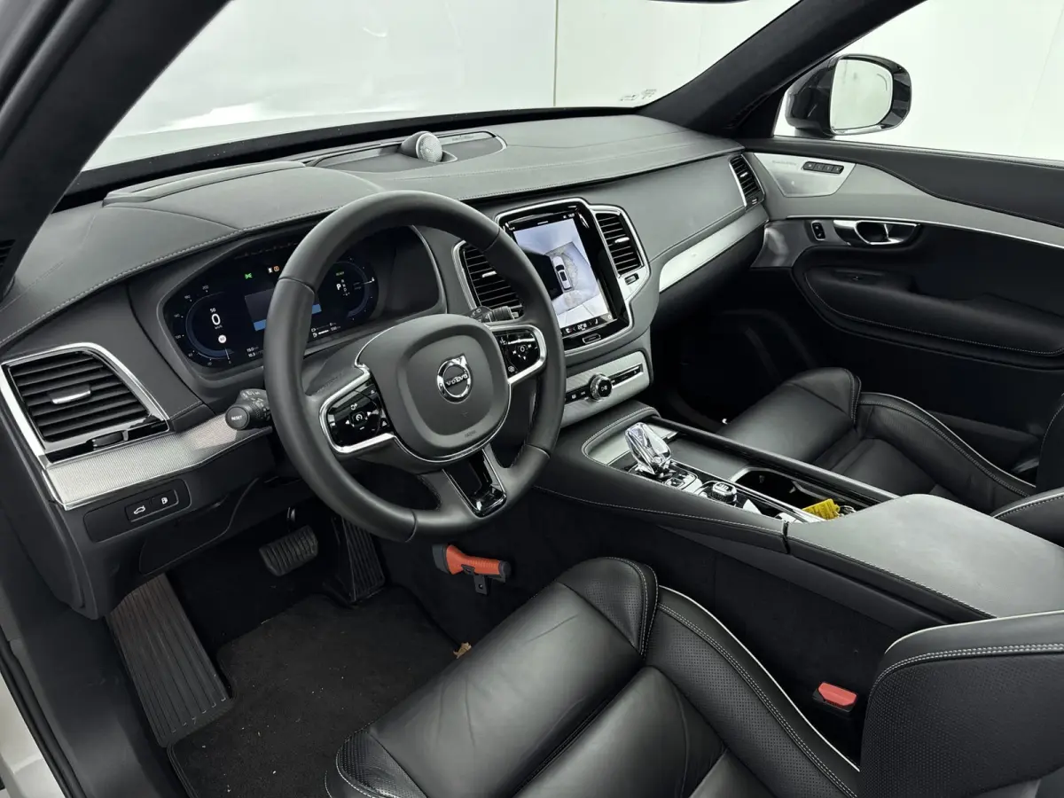 2.0 T8 Recharge AWD Ultimate Dark | Trekhaak | Bower & Wilkins Audio | Gelamineerd Glas | Luchtvering | PDC V+A+ 360 camera | Sportstoelen | 22 inch LM |