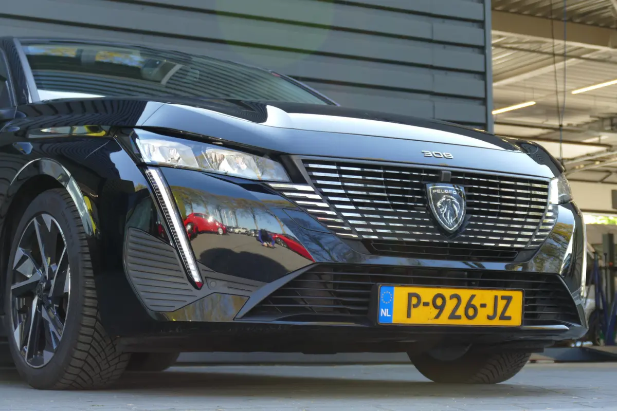 1.2 PURETECH 130PK 5-DRS ALLURE PACK AUTOMAAT / NAVI / CLIMA / 17"LMV / CAMERA / KEYLESS / FULL-LED / PDC / BLUETOOTH / ADAPT. CRUISECONTROL / 1E EIGENAAR / SCHITTERENDE STAAT !!