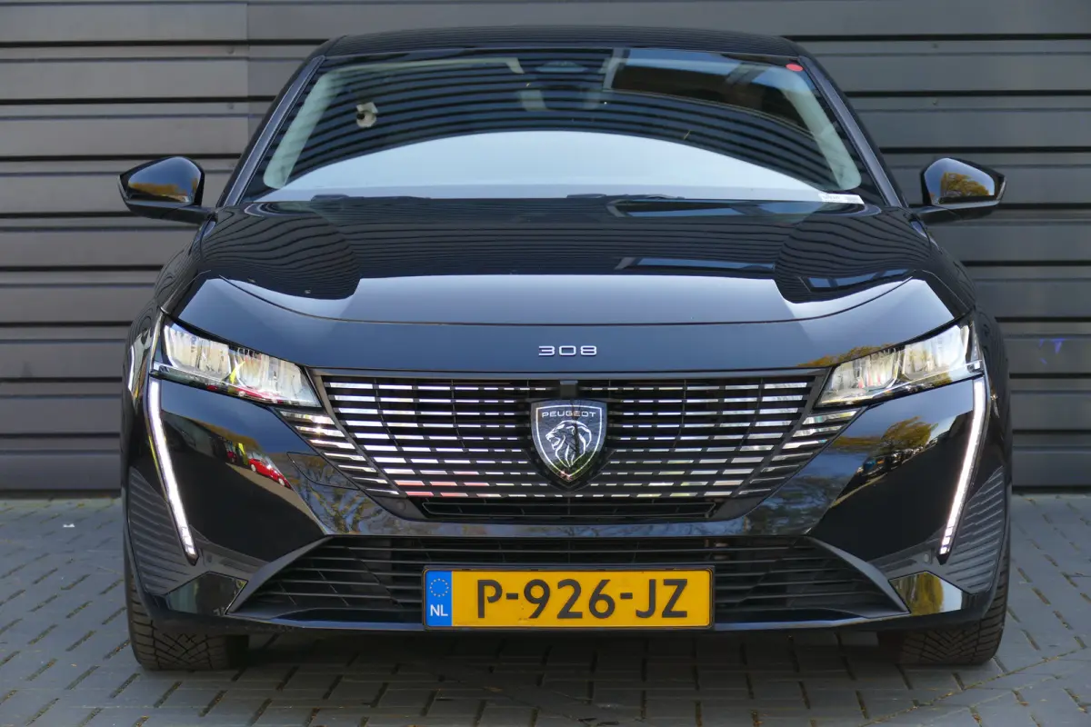 1.2 PURETECH 130PK 5-DRS ALLURE PACK AUTOMAAT / NAVI / CLIMA / 17"LMV / CAMERA / KEYLESS / FULL-LED / PDC / BLUETOOTH / ADAPT. CRUISECONTROL / 1E EIGENAAR / SCHITTERENDE STAAT !!