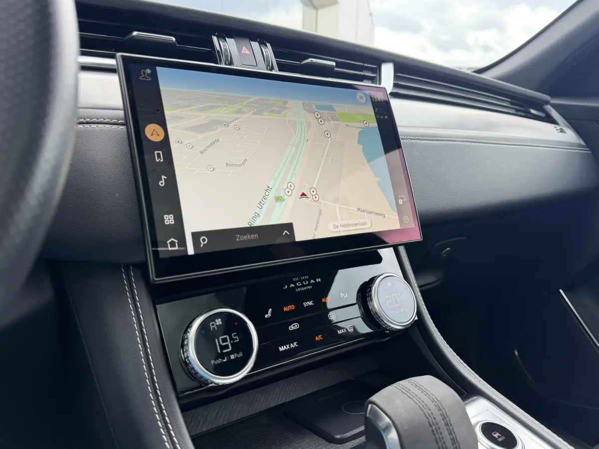 P400e PHEV R-Dynamic S | Pano | Afneembare trekhaak | Black Pack | Adaptieve Cruise Control | Meridian