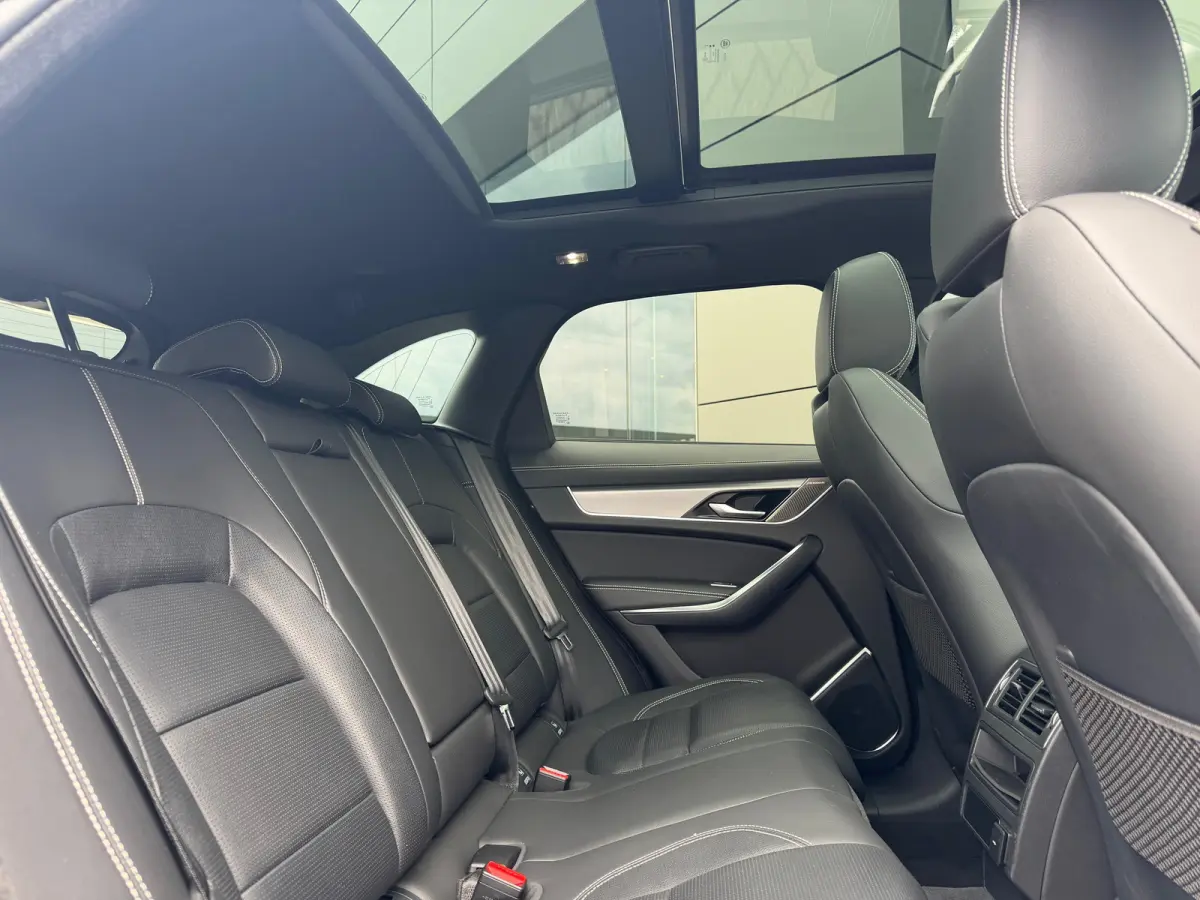 P400e PHEV R-Dynamic S | Pano | Afneembare trekhaak | Black Pack | Adaptieve Cruise Control | Meridian