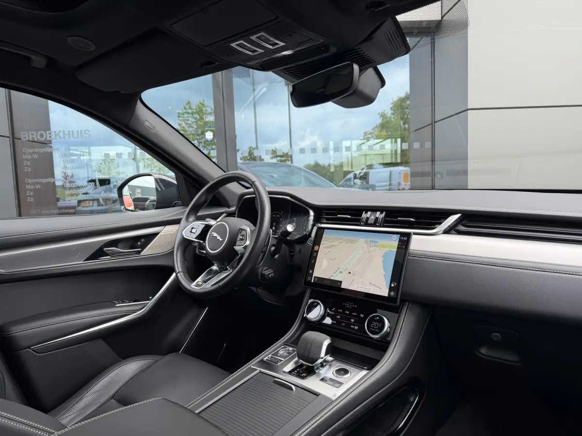 P400e PHEV R-Dynamic S | Pano | Afneembare trekhaak | Black Pack | Adaptieve Cruise Control | Meridian