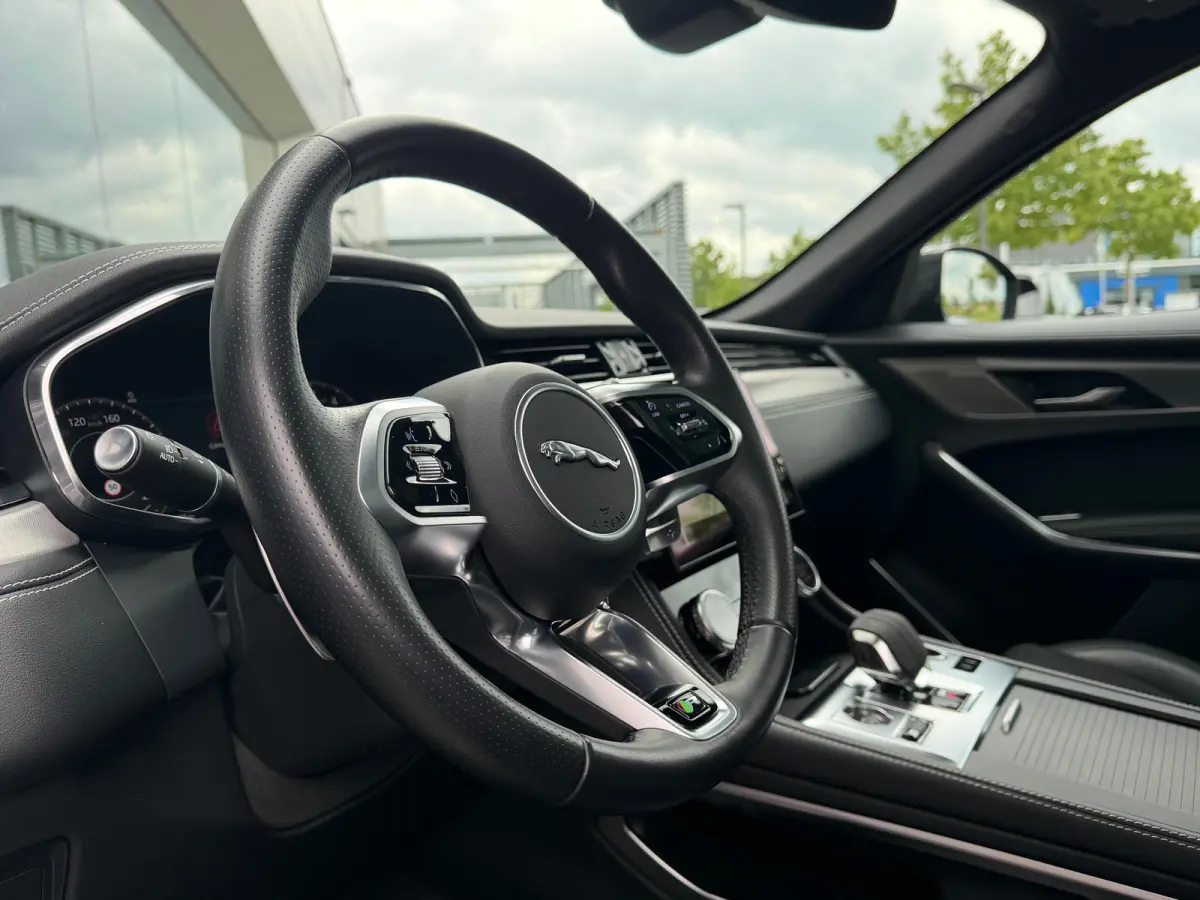 P400e PHEV R-Dynamic S | Pano | Afneembare trekhaak | Black Pack | Adaptieve Cruise Control | Meridian