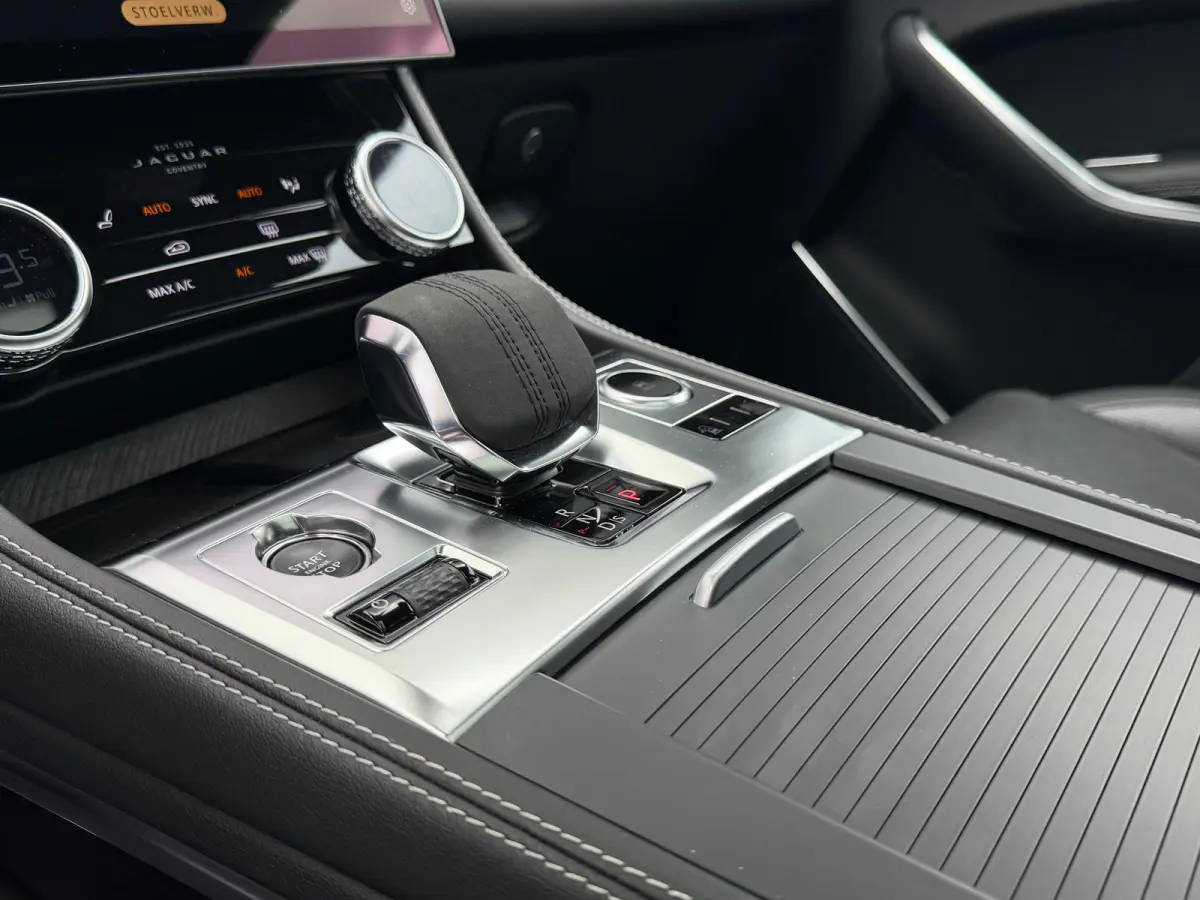P400e PHEV R-Dynamic S | Pano | Afneembare trekhaak | Black Pack | Adaptieve Cruise Control | Meridian