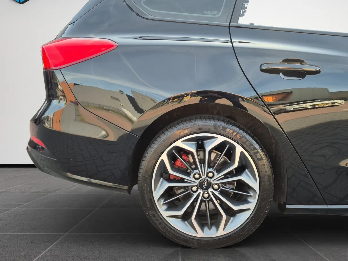 1.5 EcoBoost 150pk ST Line Automaat | Technology Pack | Stoelverwaming | 18" LMV | Privacy Glass |
