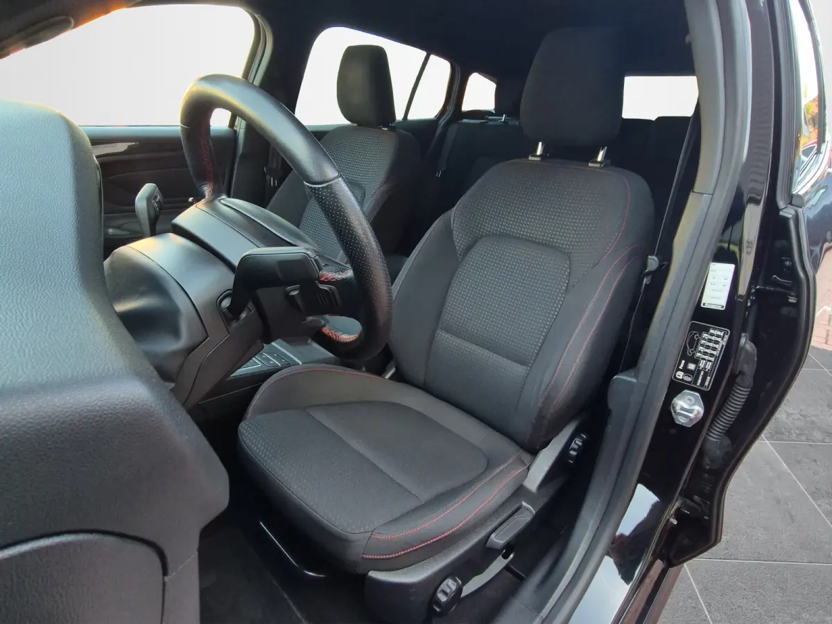 1.5 EcoBoost 150pk ST Line Automaat | Technology Pack | Stoelverwaming | 18" LMV | Privacy Glass |
