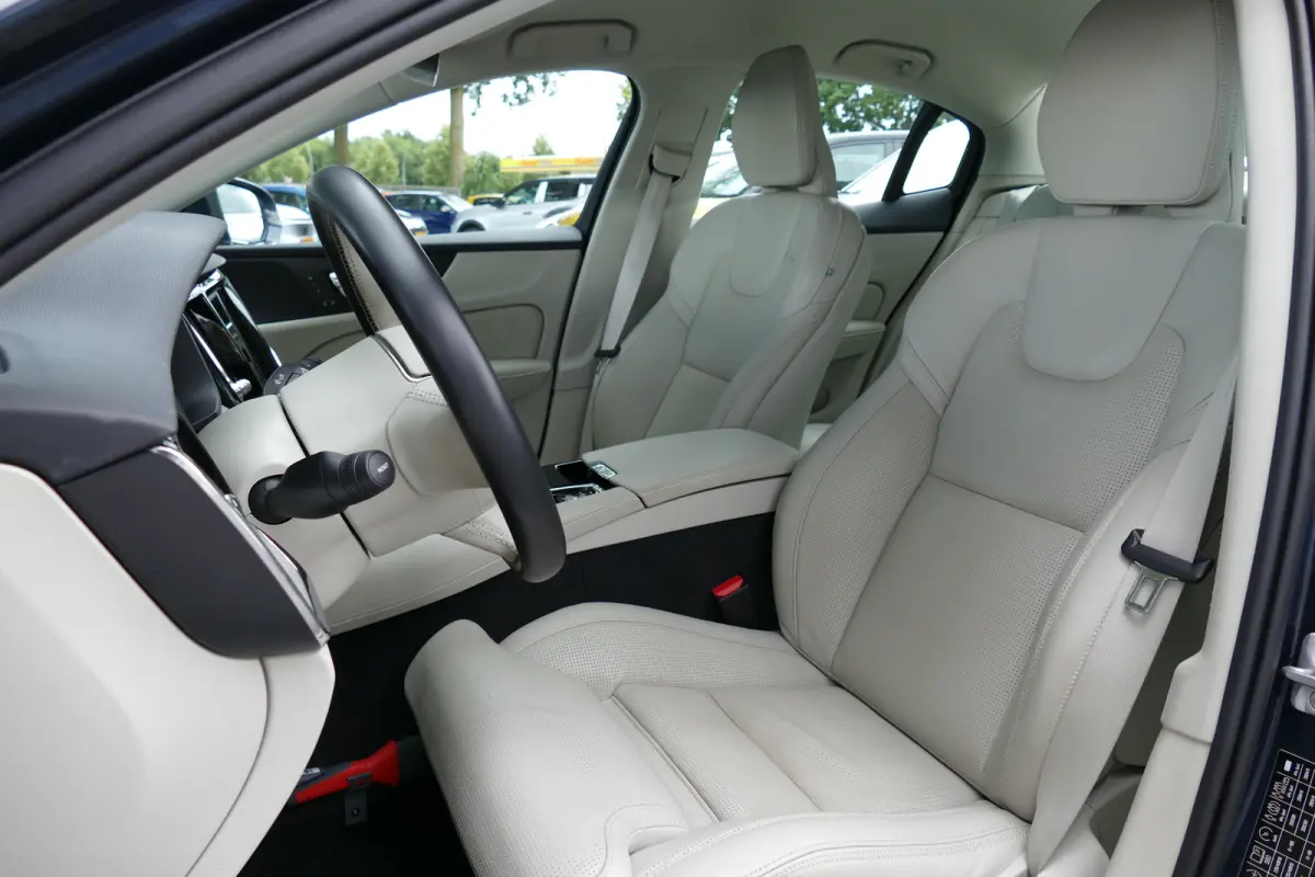 2.0 RECHARGE T8 AWD INSCRIPTION AUTOMAAT / NAVI / LEDER / CLIMA / 19"LMV / CAMERA / MEMORY STOELEN / ELEKTR.ACHTERKELP / STOELVERWARMING / STOELKOELING / FULL-LED / KEYLESS / PDC / BLUETOOTH