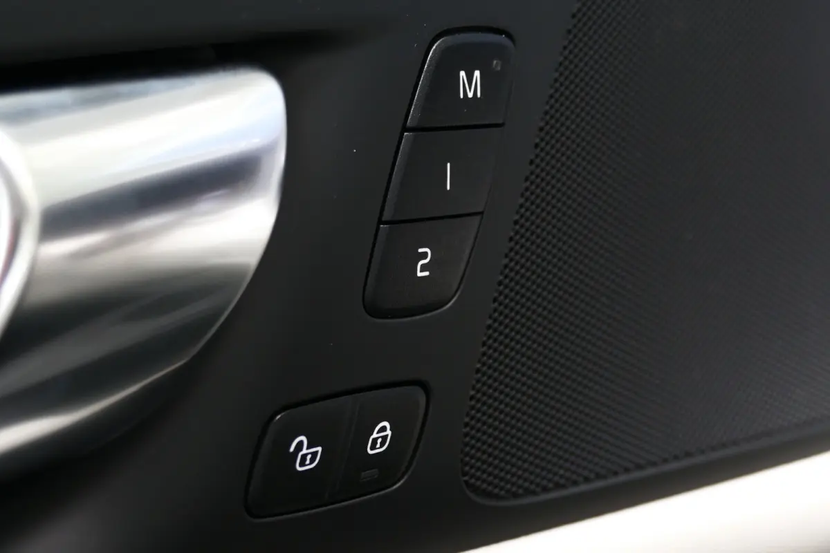 2.0 RECHARGE T8 AWD INSCRIPTION AUTOMAAT / NAVI / LEDER / CLIMA / 19"LMV / CAMERA / MEMORY STOELEN / ELEKTR.ACHTERKELP / STOELVERWARMING / STOELKOELING / FULL-LED / KEYLESS / PDC / BLUETOOTH