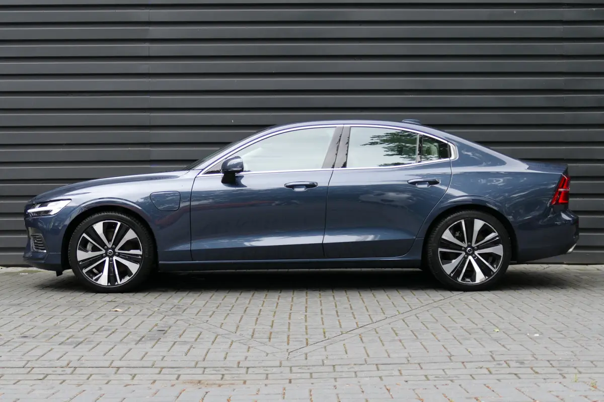 2.0 RECHARGE T8 AWD INSCRIPTION AUTOMAAT / NAVI / LEDER / CLIMA / 19"LMV / CAMERA / MEMORY STOELEN / ELEKTR.ACHTERKELP / STOELVERWARMING / STOELKOELING / FULL-LED / KEYLESS / PDC / BLUETOOTH