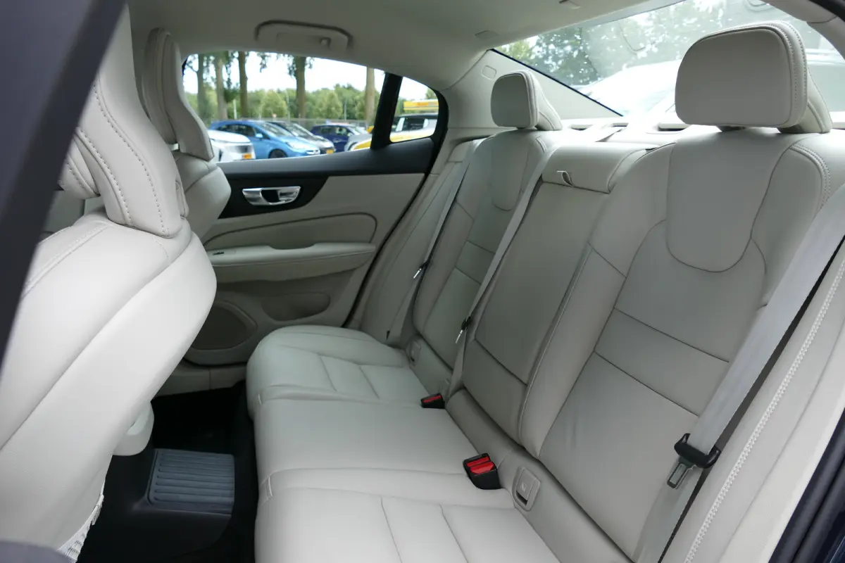 2.0 RECHARGE T8 AWD INSCRIPTION AUTOMAAT / NAVI / LEDER / CLIMA / 19"LMV / CAMERA / MEMORY STOELEN / ELEKTR.ACHTERKELP / STOELVERWARMING / STOELKOELING / FULL-LED / KEYLESS / PDC / BLUETOOTH