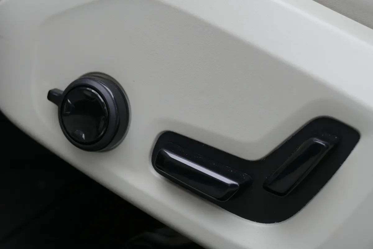 2.0 RECHARGE T8 AWD INSCRIPTION AUTOMAAT / NAVI / LEDER / CLIMA / 19"LMV / CAMERA / MEMORY STOELEN / ELEKTR.ACHTERKELP / STOELVERWARMING / STOELKOELING / FULL-LED / KEYLESS / PDC / BLUETOOTH