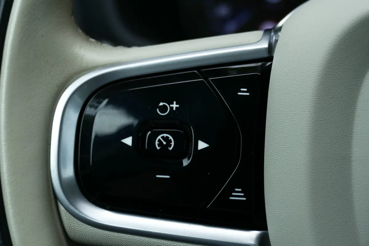 2.0 RECHARGE T8 AWD INSCRIPTION AUTOMAAT / NAVI / LEDER / CLIMA / 19"LMV / CAMERA / MEMORY STOELEN / ELEKTR.ACHTERKELP / STOELVERWARMING / STOELKOELING / FULL-LED / KEYLESS / PDC / BLUETOOTH