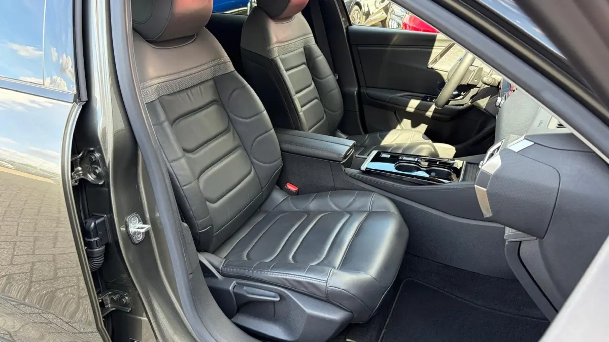 1.2 PURETECH 130PK BUSINESS PLUS AUTOMAAT / NAVI / LEDER / CLIMA / LED / PDC / CAMERA / 19" LMV / KEYLESS / HUD / ADAPT. CRUISECONTROL / NIEUWSTAAT !!