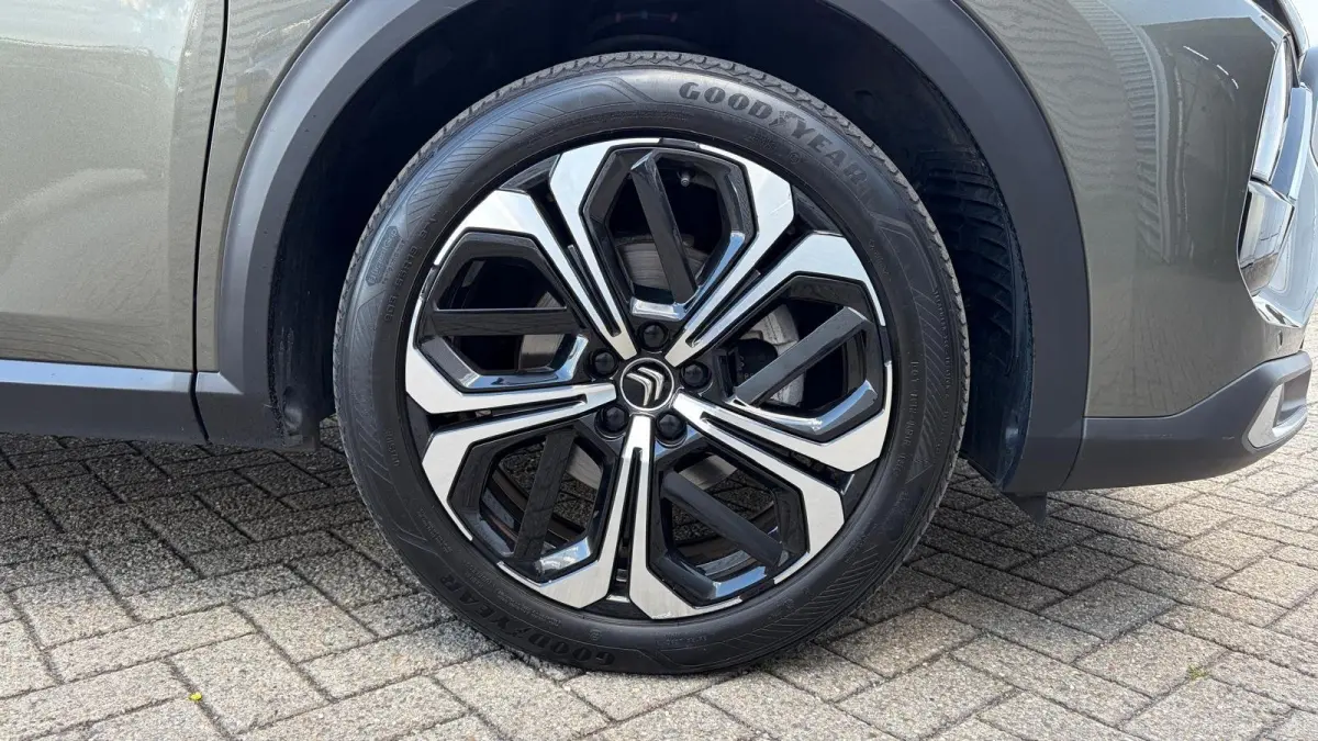 1.2 PURETECH 130PK BUSINESS PLUS AUTOMAAT / NAVI / LEDER / CLIMA / LED / PDC / CAMERA / 19" LMV / KEYLESS / HUD / ADAPT. CRUISECONTROL / NIEUWSTAAT !!