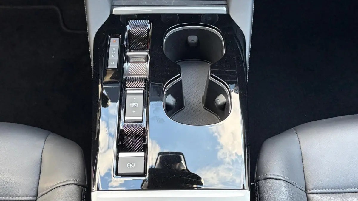 1.2 PURETECH 130PK BUSINESS PLUS AUTOMAAT / NAVI / LEDER / CLIMA / LED / PDC / CAMERA / 19" LMV / KEYLESS / HUD / ADAPT. CRUISECONTROL / NIEUWSTAAT !!