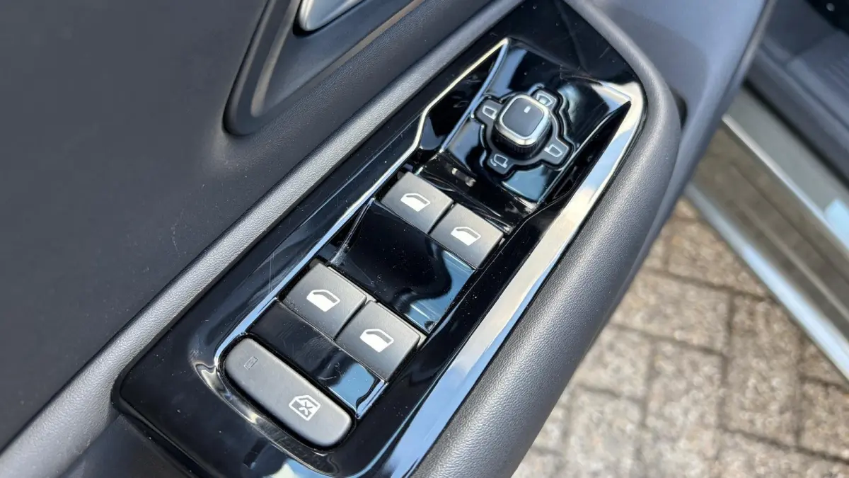 1.2 PURETECH 130PK BUSINESS PLUS AUTOMAAT / NAVI / LEDER / CLIMA / LED / PDC / CAMERA / 19" LMV / KEYLESS / HUD / ADAPT. CRUISECONTROL / NIEUWSTAAT !!