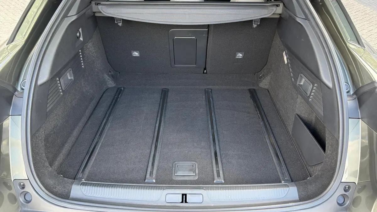 1.2 PURETECH 130PK BUSINESS PLUS AUTOMAAT / NAVI / LEDER / CLIMA / LED / PDC / CAMERA / 19" LMV / KEYLESS / HUD / ADAPT. CRUISECONTROL / NIEUWSTAAT !!