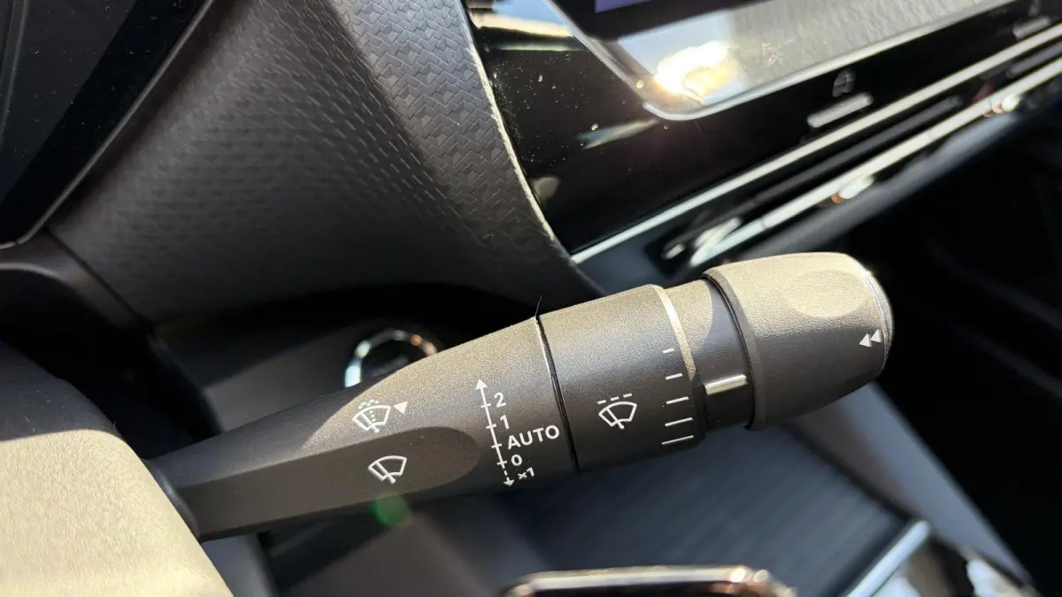1.2 PURETECH 130PK BUSINESS PLUS AUTOMAAT / NAVI / LEDER / CLIMA / LED / PDC / CAMERA / 19" LMV / KEYLESS / HUD / ADAPT. CRUISECONTROL / NIEUWSTAAT !!