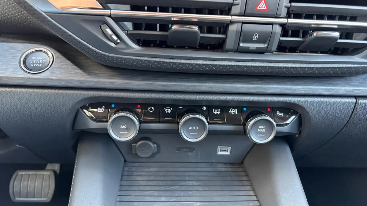 1.2 PURETECH 130PK BUSINESS PLUS AUTOMAAT / NAVI / LEDER / CLIMA / LED / PDC / CAMERA / 19" LMV / KEYLESS / HUD / ADAPT. CRUISECONTROL / NIEUWSTAAT !!
