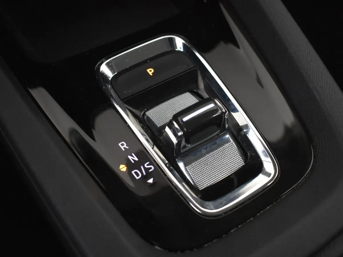 1.4 TSI iV PHEV Business Edition 204 Pk DSG/AUTO | Trekhaak  | Navigatie | SOH 87,2% | Apple carplay Android auto | Keyless | Parkeersensoren V+A | Cruise control | Stuurverwarming |18"LMV