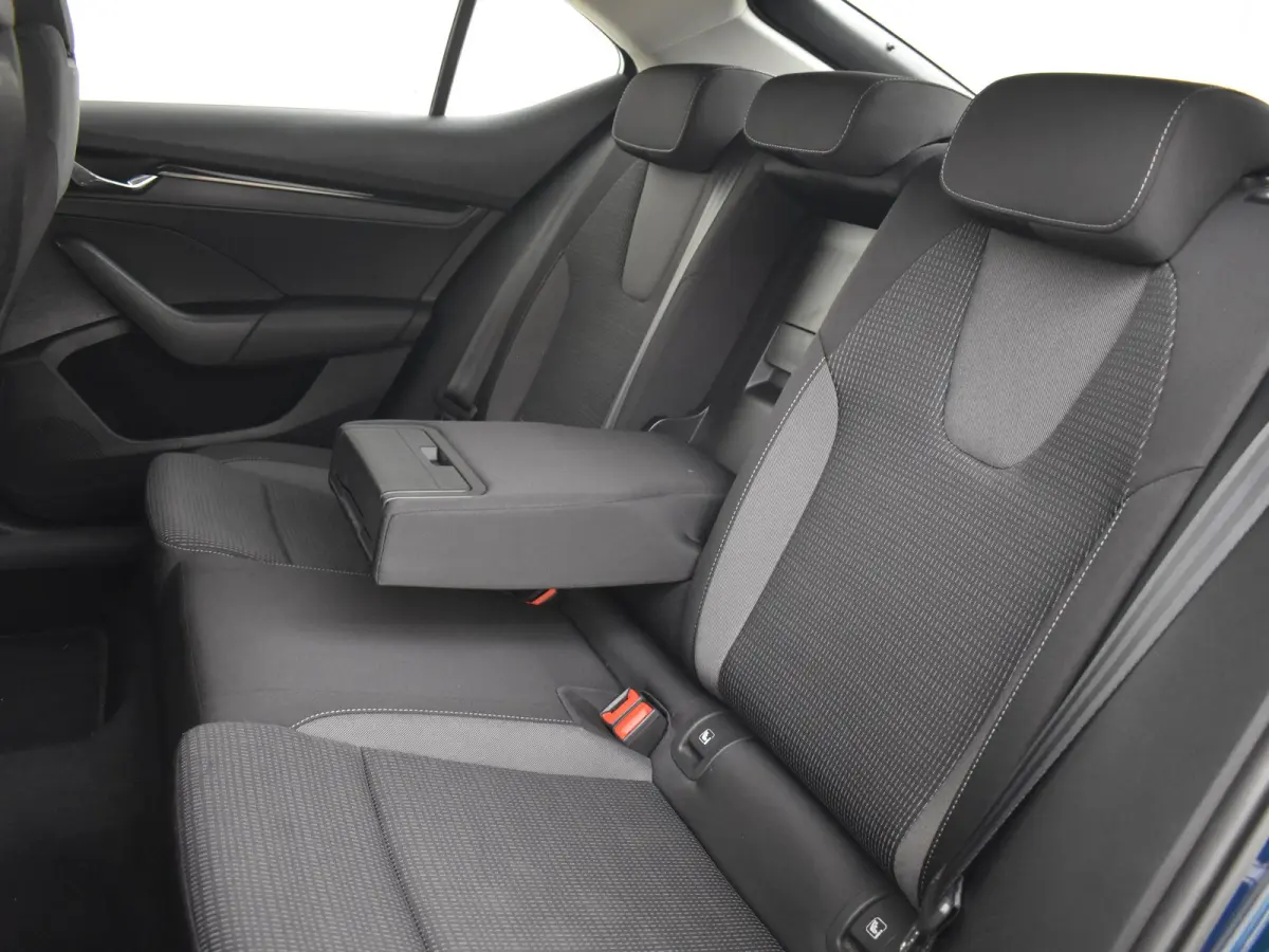 1.4 TSI iV PHEV Business Edition 204 Pk DSG/AUTO | Trekhaak  | Navigatie | SOH 87,2% | Apple carplay Android auto | Keyless | Parkeersensoren V+A | Cruise control | Stuurverwarming |18"LMV