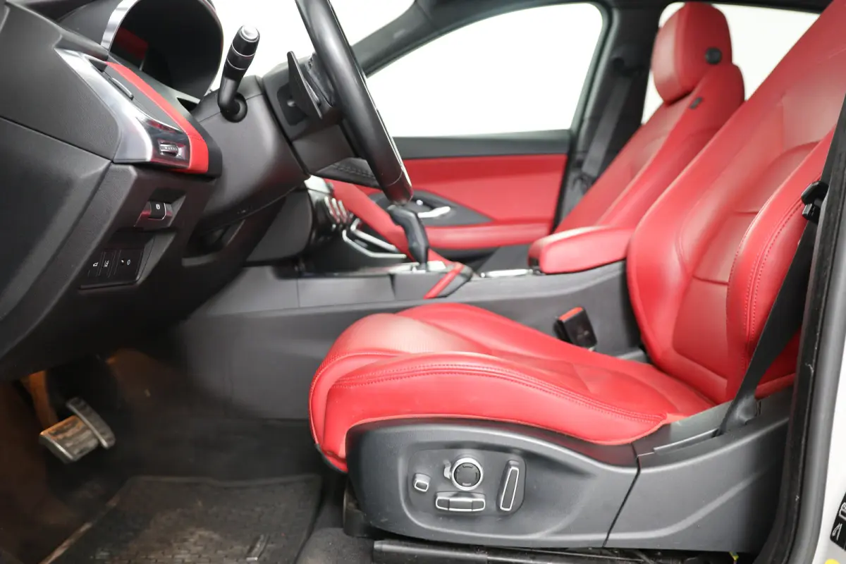 2.0 P300 AWD R-Dynamic HSE | Panoramadak | Stoelverwarming & koeling | Memory stoelen | Cruise Adaptief | Leder | Keyless