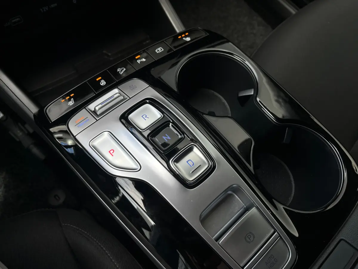 1.6 T-GDI 265pk PHEV Comfort Smart 4WD | Climate | Camera | Carplay | Keyless | Navigatie | Full - Led | Elek. Klep | Winterpakket | 19" Lichtmetaal | Digitale Cockpit | Parkeer Assistent | 