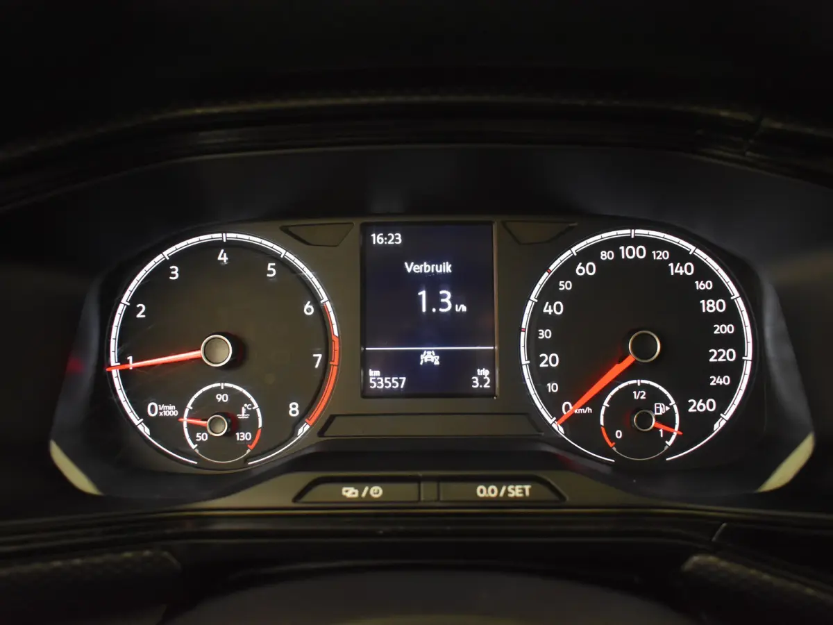 1.0 TSI Life 95Pk | Cruise control adaptief | Parkeersensoren | Apple carplay Android auto | DAB | LED | 16"LMV