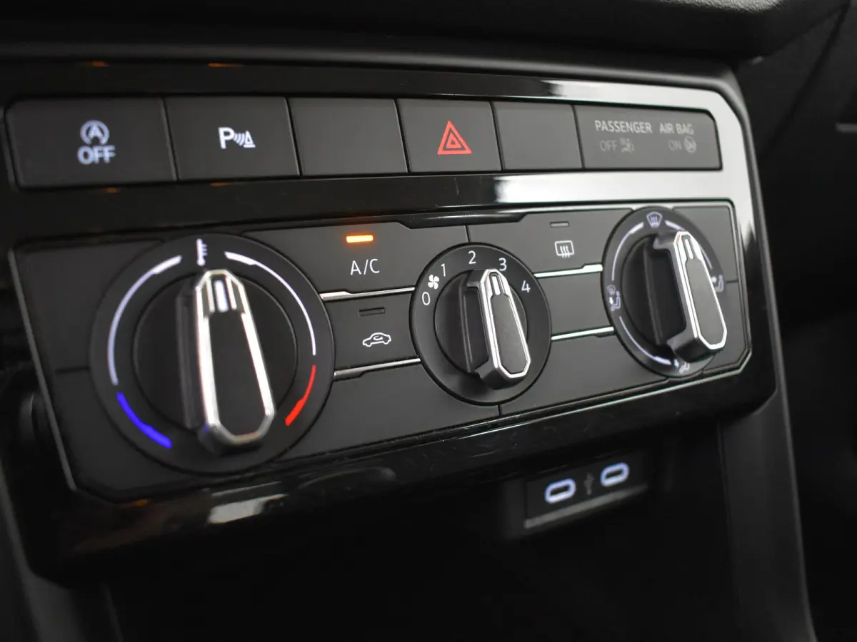 1.0 TSI Life 95Pk | Cruise control adaptief | Parkeersensoren | Apple carplay Android auto | DAB | LED | 16"LMV