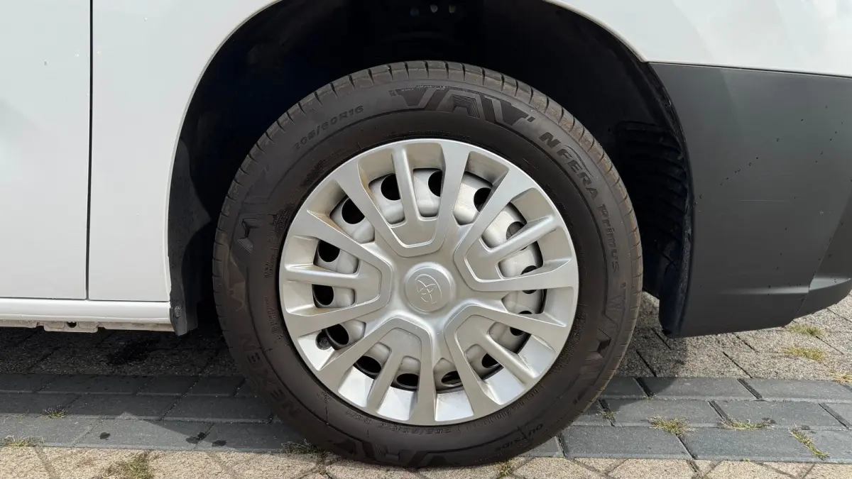 L2 Duty 1.5 D-4D 102PK Airco | Stoelverw. | Cruise | Camera | Navy by App
