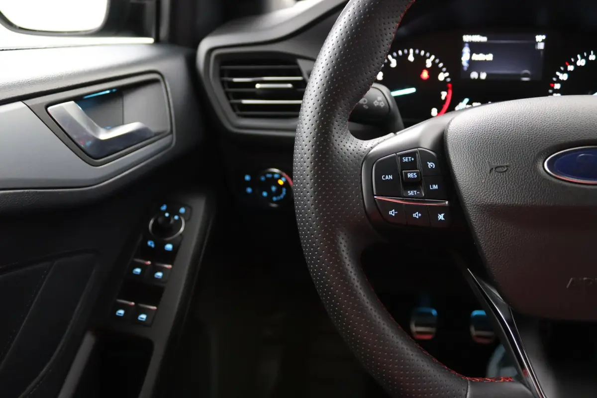 1.0 EcoBoost Hybrid ST Line | Winterpack | Camera | LED | Cruise Control | Keyless Entry/Go | DAB | CarPlay/Android Auto
