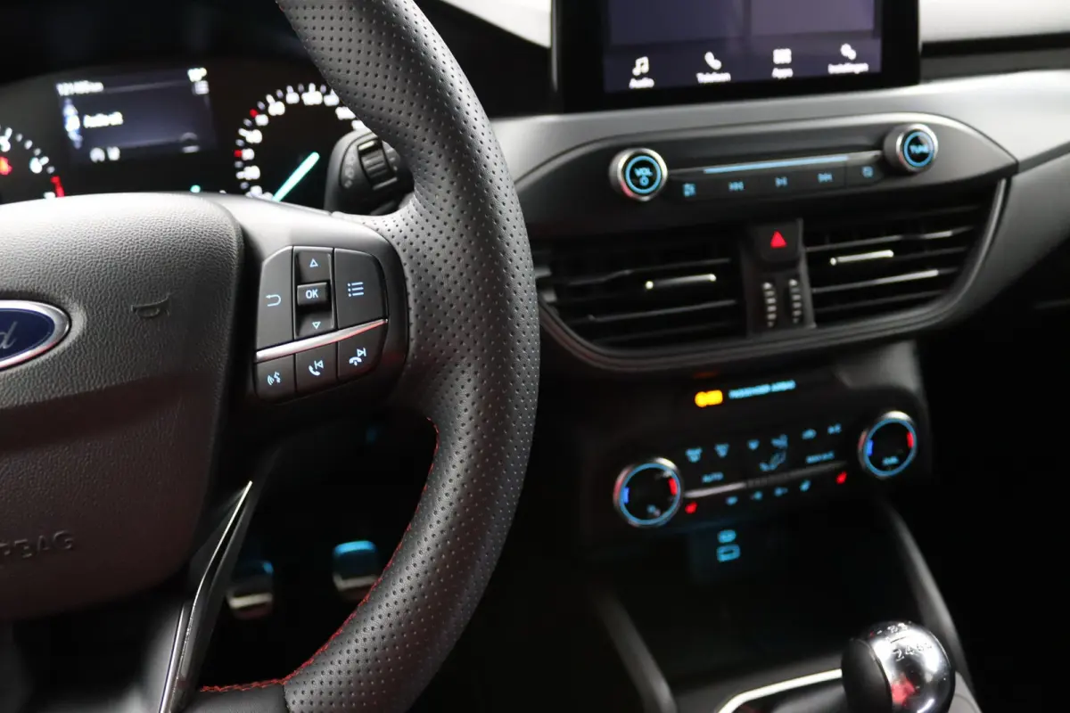 1.0 EcoBoost Hybrid ST Line | Winterpack | Camera | LED | Cruise Control | Keyless Entry/Go | DAB | CarPlay/Android Auto