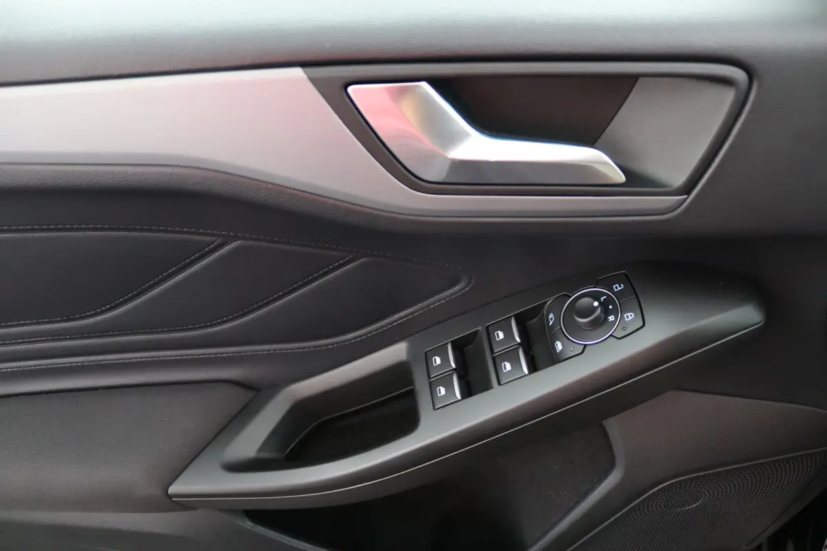 1.0 EcoBoost Hybrid ST Line | Winterpack | Camera | LED | Cruise Control | Keyless Entry/Go | DAB | CarPlay/Android Auto