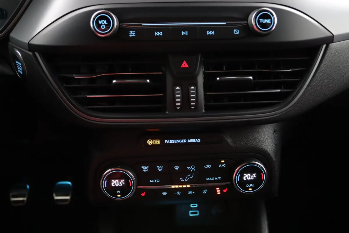 1.0 EcoBoost Hybrid ST Line | Winterpack | Camera | LED | Cruise Control | Keyless Entry/Go | DAB | CarPlay/Android Auto