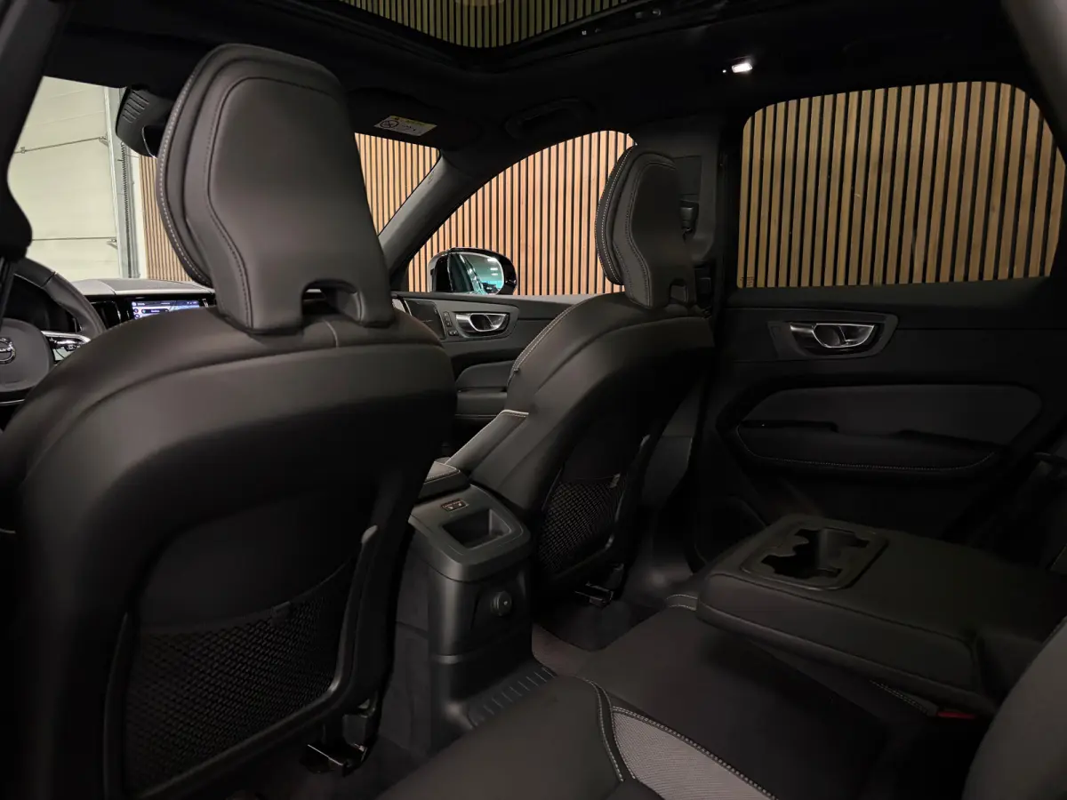 T8 AWD Recharge Ultra Black Edition | Luchtvering | Trekhaak | 360° Camera | 455pk | Head-Up Display | Adaptieve Cruise Control | Stoelverwarming voor+achter | Stuurwielverwarming | Schuifd