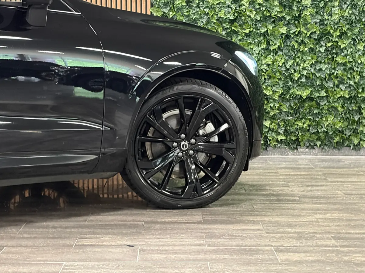 T8 AWD Recharge Ultra Black Edition | Luchtvering | Trekhaak | 360° Camera | 455pk | Head-Up Display | Adaptieve Cruise Control | Stoelverwarming voor+achter | Stuurwielverwarming | Schuifd