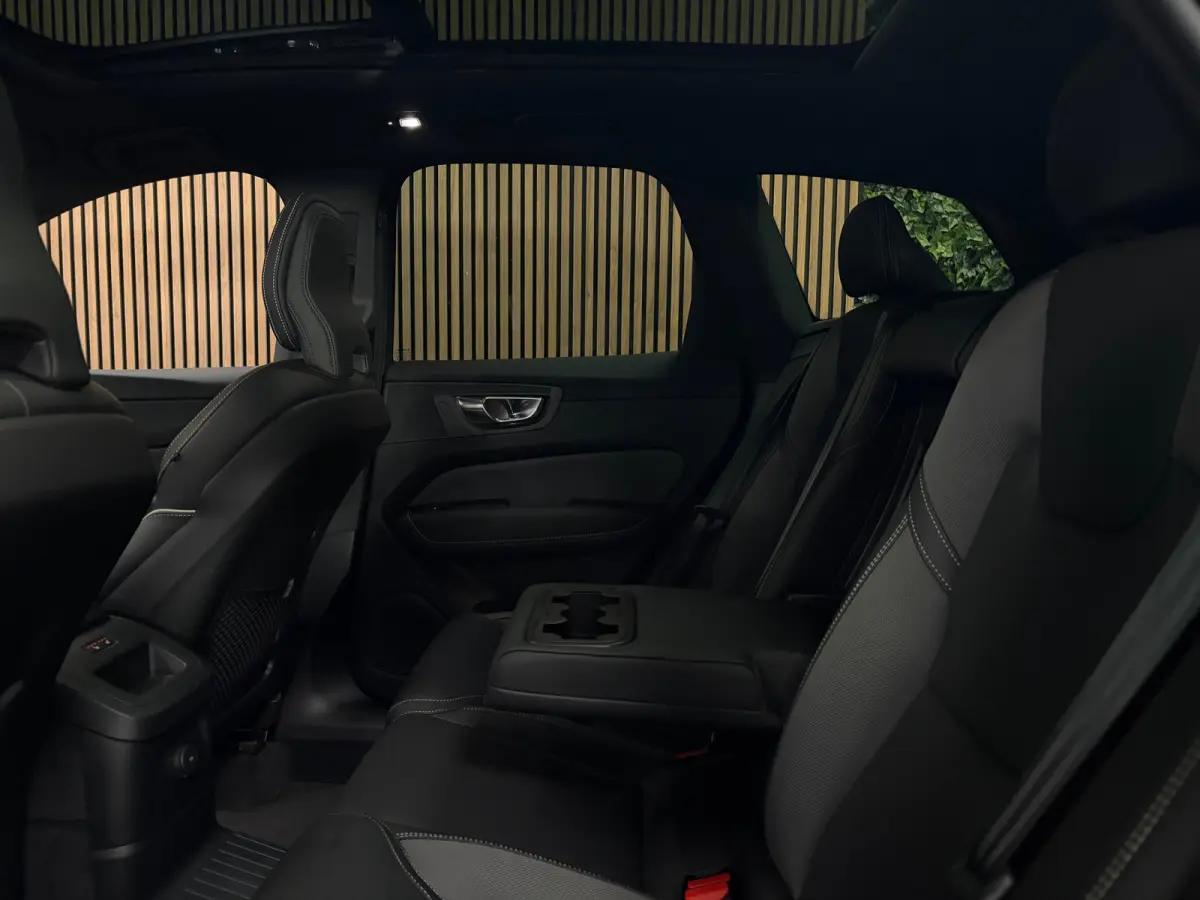 T8 AWD Recharge Ultra Black Edition | Luchtvering | Trekhaak | 360° Camera | 455pk | Head-Up Display | Adaptieve Cruise Control | Stoelverwarming voor+achter | Stuurwielverwarming | Schuifd