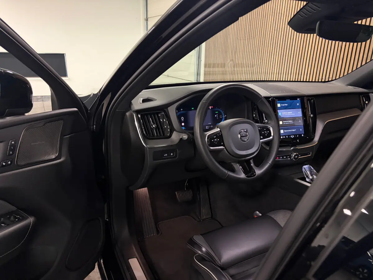 T8 AWD Recharge Ultra Black Edition | Luchtvering | Trekhaak | 360° Camera | 455pk | Head-Up Display | Adaptieve Cruise Control | Stoelverwarming voor+achter | Stuurwielverwarming | Schuifd