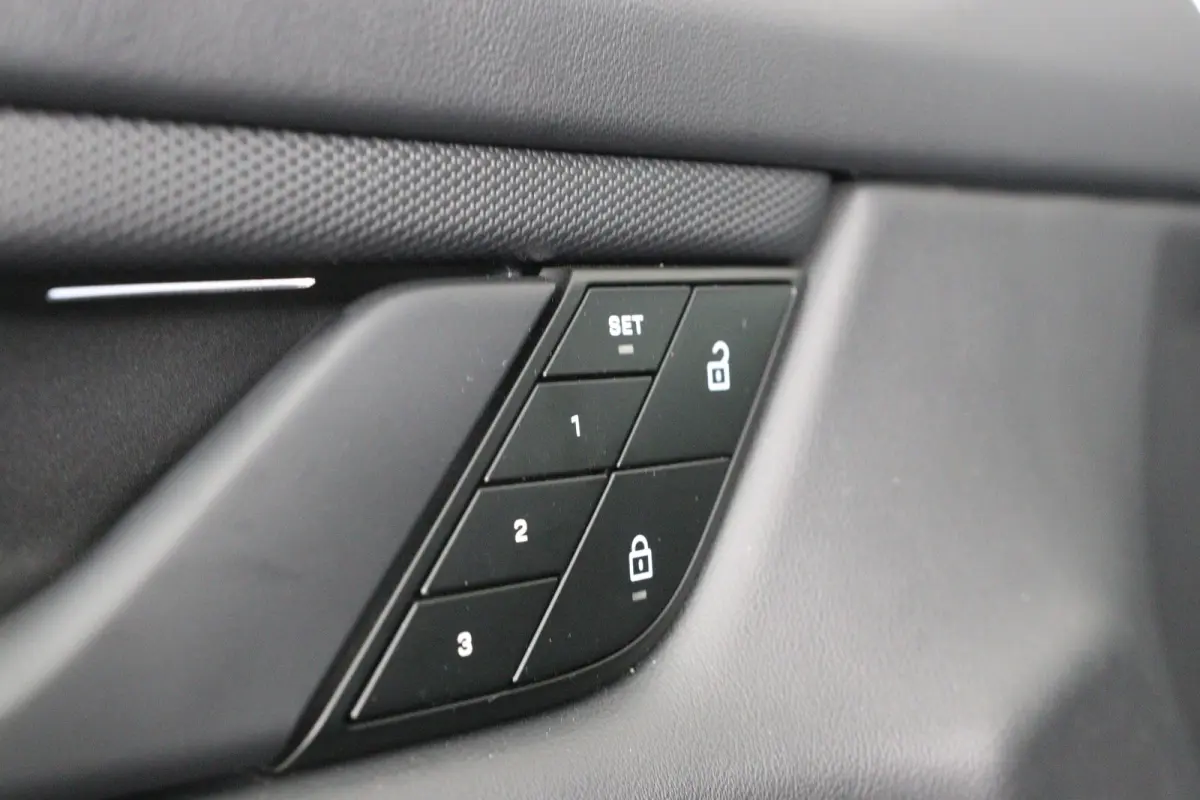 4 93 kWh | SOH 93% | Sport Chrono | Luchtvering | BOSE | LED | Memory | Panorama Dak | 21'' LMV | Camera | BLIS | Leder | Stoelverwarming | Navi | Clima | Cruise Adaptive