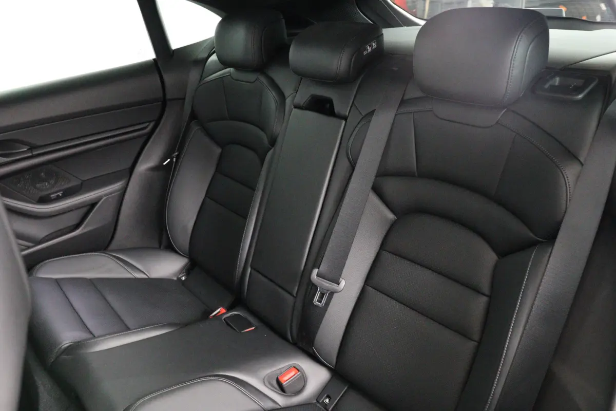 4 93 kWh | SOH 93% | Sport Chrono | Luchtvering | BOSE | LED | Memory | Panorama Dak | 21'' LMV | Camera | BLIS | Leder | Stoelverwarming | Navi | Clima | Cruise Adaptive