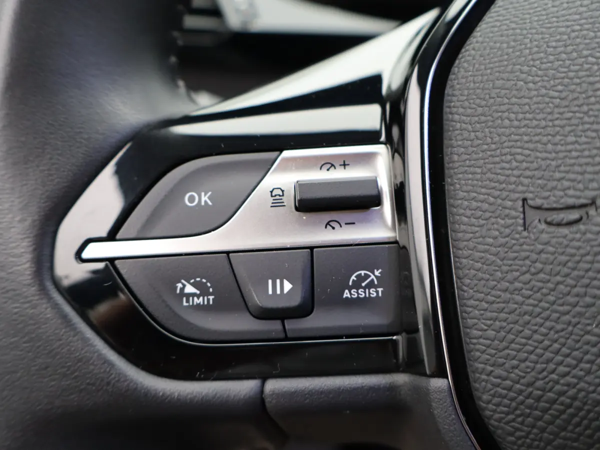 Allure EV 54 kWh | SOH 93% | Stoelverwarming | Stuurverwarming | Navigatie | Verwamde Voorruit | Camera | Parkeersensoren Voor en Achter | 18" Lichtmetalen Velgen | Keyless