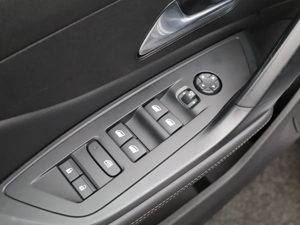 Allure EV 54 kWh | SOH 93% | Stoelverwarming | Stuurverwarming | Navigatie | Verwamde Voorruit | Camera | Parkeersensoren Voor en Achter | 18" Lichtmetalen Velgen | Keyless