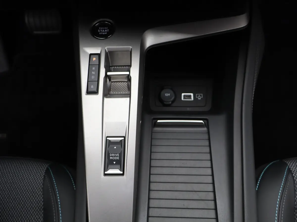 Allure EV 54 kWh | SOH 93% | Stoelverwarming | Stuurverwarming | Navigatie | Verwamde Voorruit | Camera | Parkeersensoren Voor en Achter | 18" Lichtmetalen Velgen | Keyless