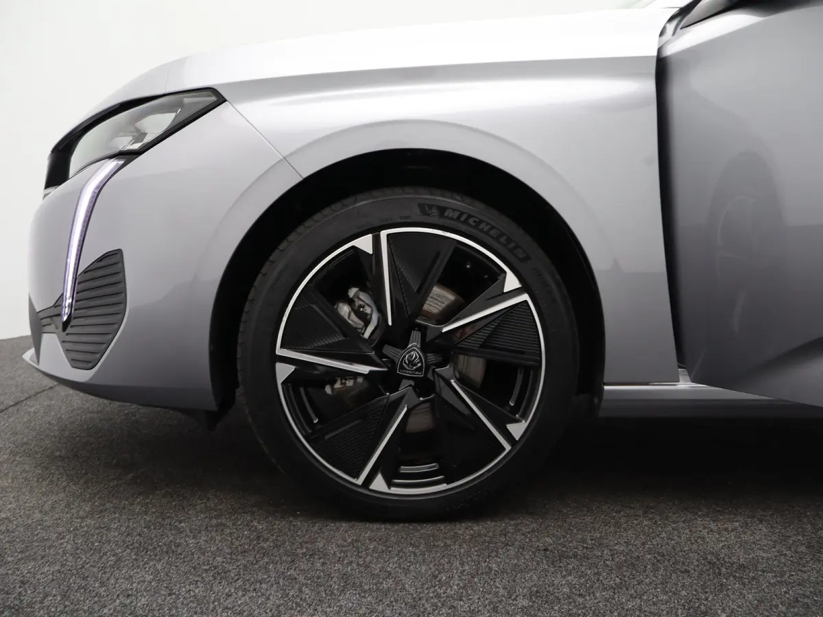 Allure EV 54 kWh | SOH 93% | Stoelverwarming | Stuurverwarming | Navigatie | Verwamde Voorruit | Camera | Parkeersensoren Voor en Achter | 18" Lichtmetalen Velgen | Keyless